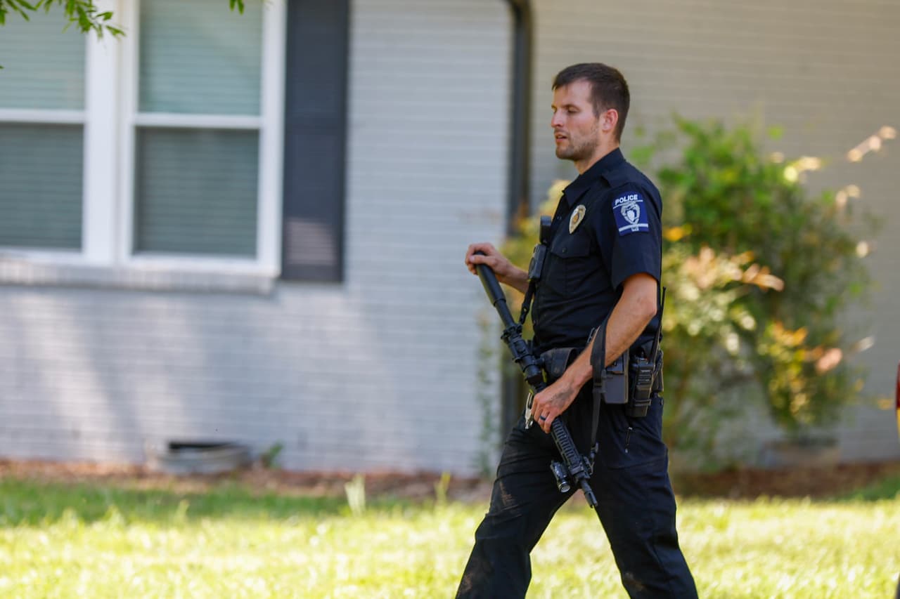 El jefe del Departamento de Policía de Charlotte-Mecklenburg, Johnny Jennings, dijo que los alguaciles fueron recibidos con una ráfaga de disparos.
<br>