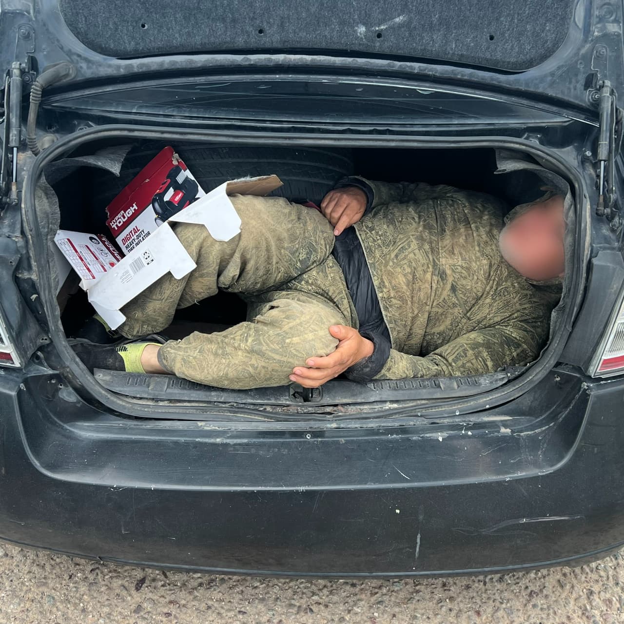 La semana pasada, un agente detuvo un vehículo cerca de Hereford, Arizona, y descubrió a cinco ciudadanos mexicanos. Uno de ellos estaba dentro de la cajuela, cuando la temperatura marcaba más de 100°F.