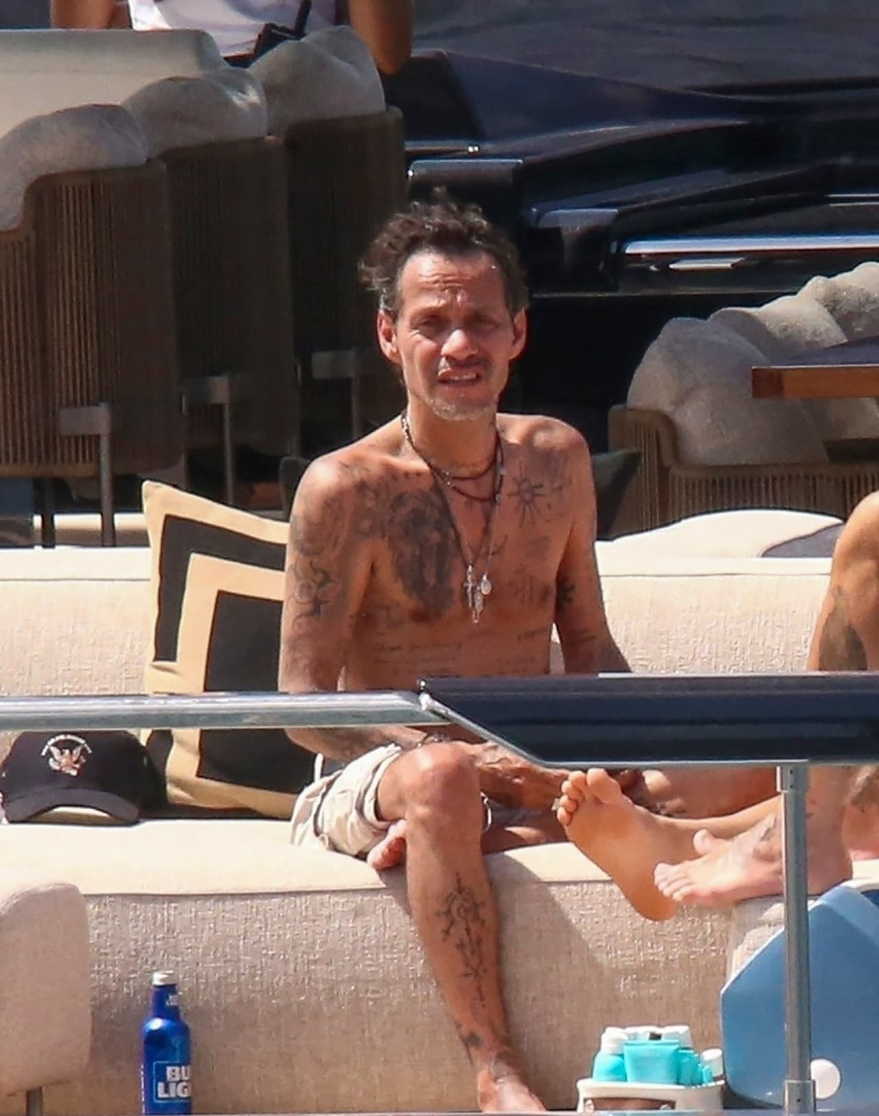 Estas especulaciones se basan en el físico que mostró ya que se le vio con ojeras, despeinado y con ojeras.
<br>