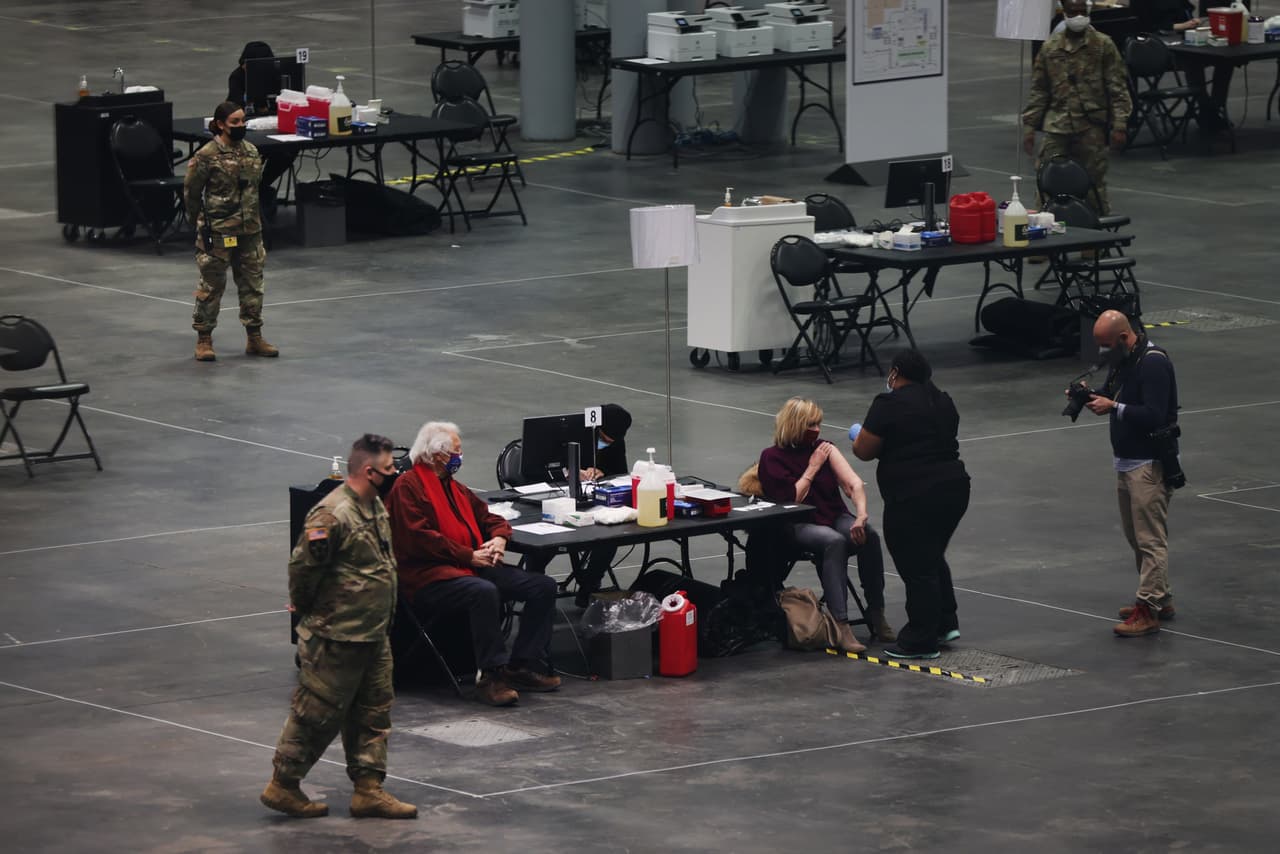 La ciudad recibirá otro lote de vacunas el próximo martes y los sitios cerrados no reabrirán hasta el miércoles, advirtió el alcalde.