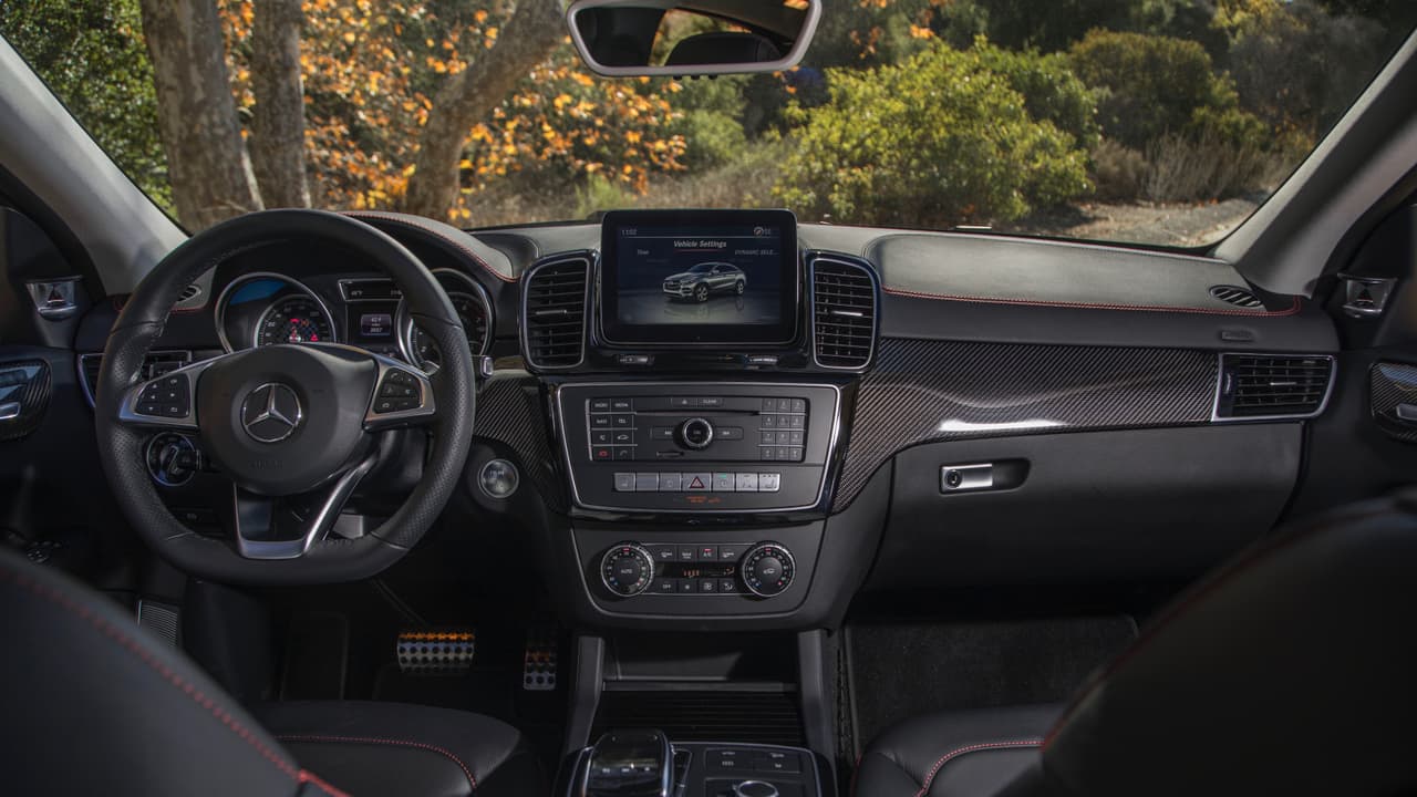 Pero la potencia no lo es todo en la nueva camioneta de Karol G. La Mercedes-AMG GLE 43 Coupe es un vehículo con los avances tecnológicos más recientes, entre los que se encuentran sistemas computarizados que 
<b>mueven el volante por si mismos</b>, para que el auto no se salga del canal cuando el conductor se distrae.