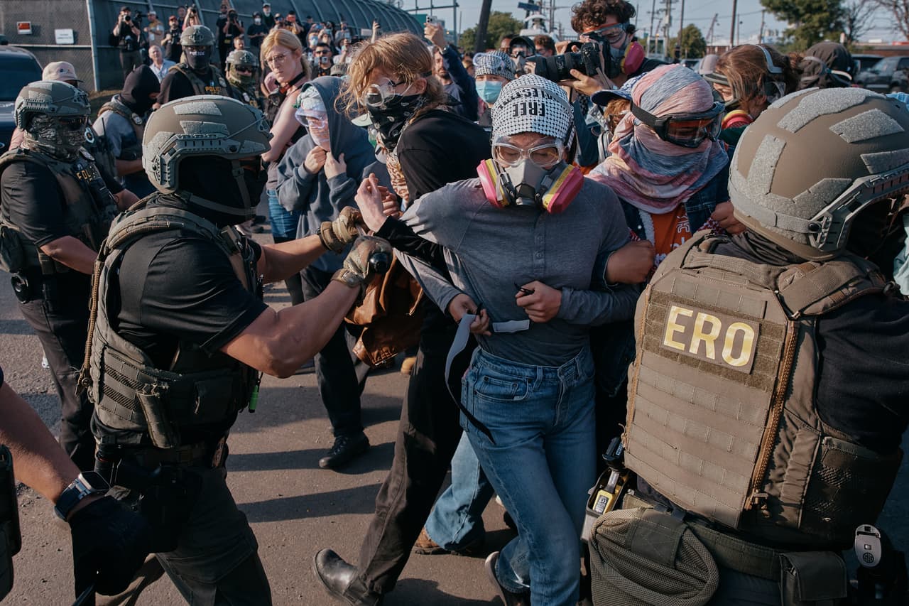 Manifestantes se enfrentan a agentes del ICE frente al centro de detención Delaney Hall mientras se manifiestan cerca de las puertas de entrada, el miércoles 27 de mayo de 2026, en Newark, N.J. (Foto AP/Andres Kudacki)