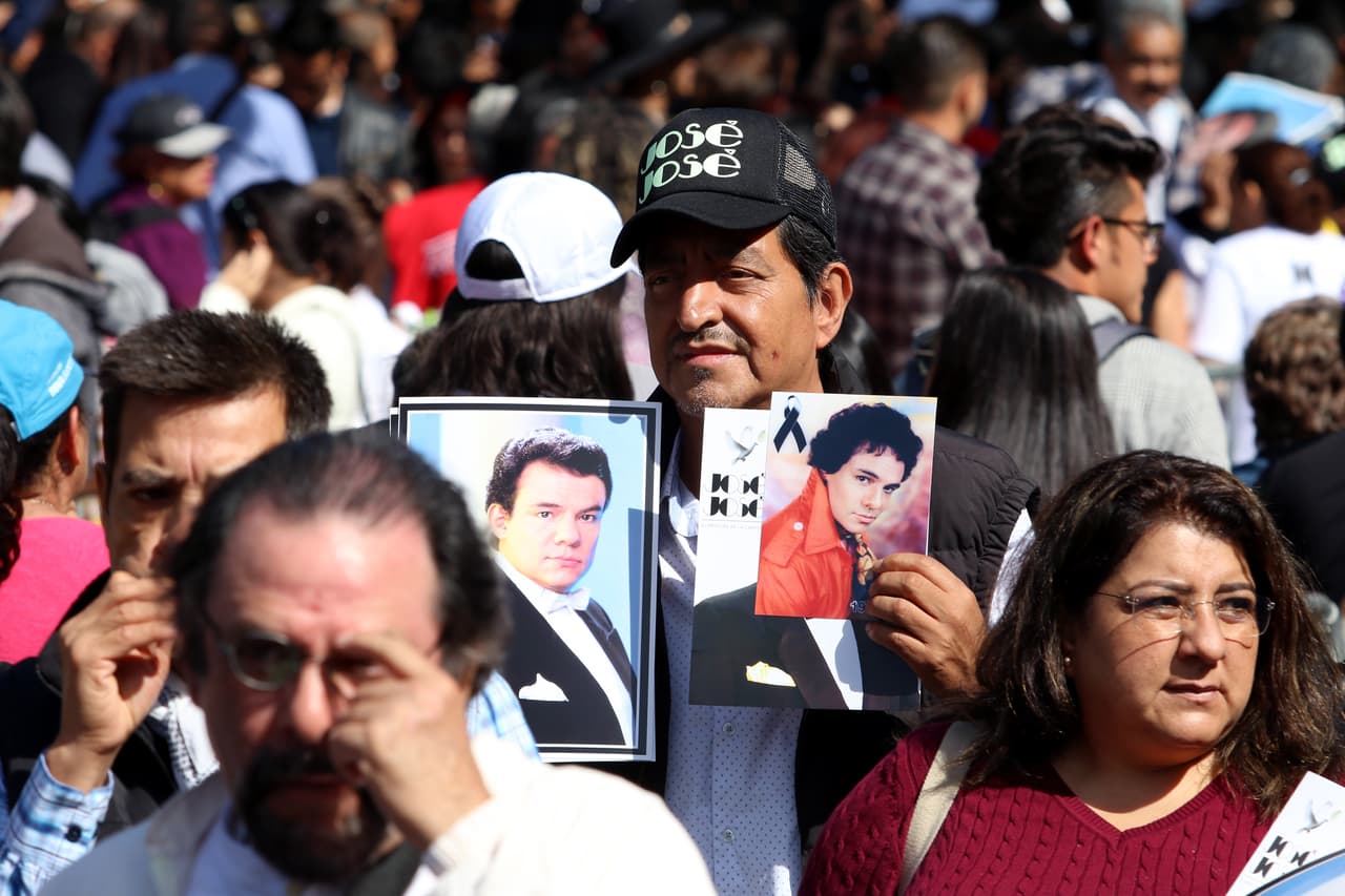Los fanáticos del "Príncipe de la Canción" se congregaron fuera del teatro para entonar las canciones más emblemáticas de José José como "Amar y querer", "El triste" y "Lo pasado pasado".