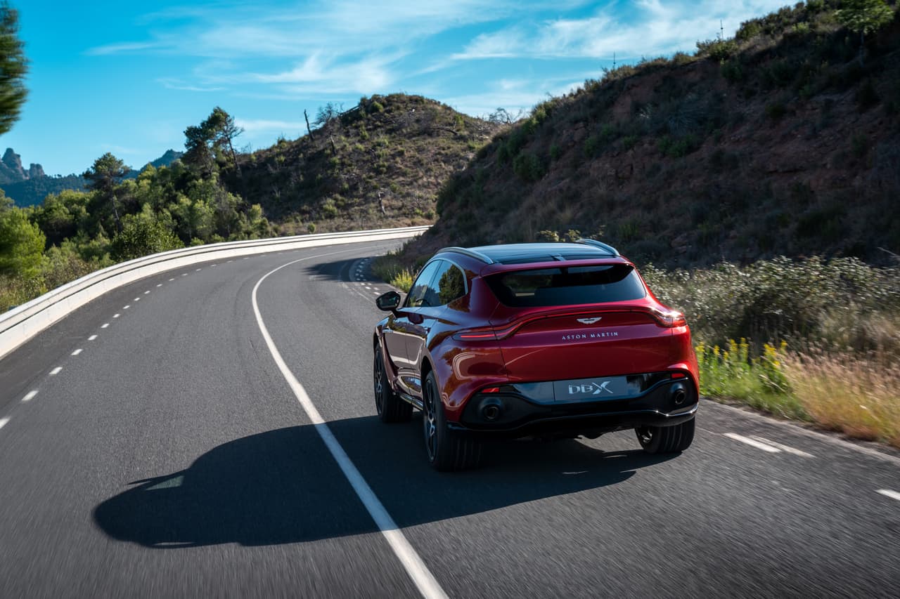 La Aston Martin DBX 2021 debuta en el Auto Show de Los Ángeles 2019.