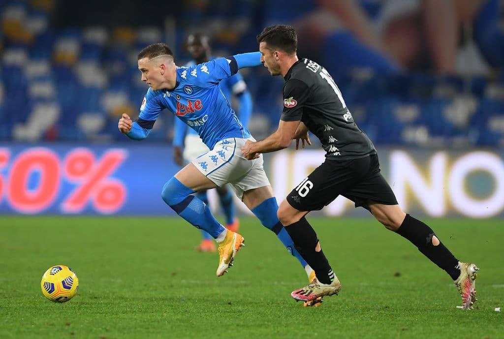 Di Lorenzo (18’), asistido por el mexicano adelantaba a los de Gattuso. Bajrami (33’) igualó el marcador, pero el ‘Chucky’ (38’) regresaba la ventaja al Napoli. Nuevamente Bajrami (68’) emparejaba hasta que apareció Petagna (76’) para hacer el del triunfo.