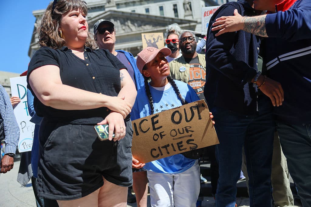 En la mañana del sábado 10 de mayo, decenas de personas se congregaron en el bajo Manhattan, en la ciudad de Nueva York, para denunciar cómo ICE privó de su libertad al 
<b>alcalde de Newark, Ras Baraka.</b>