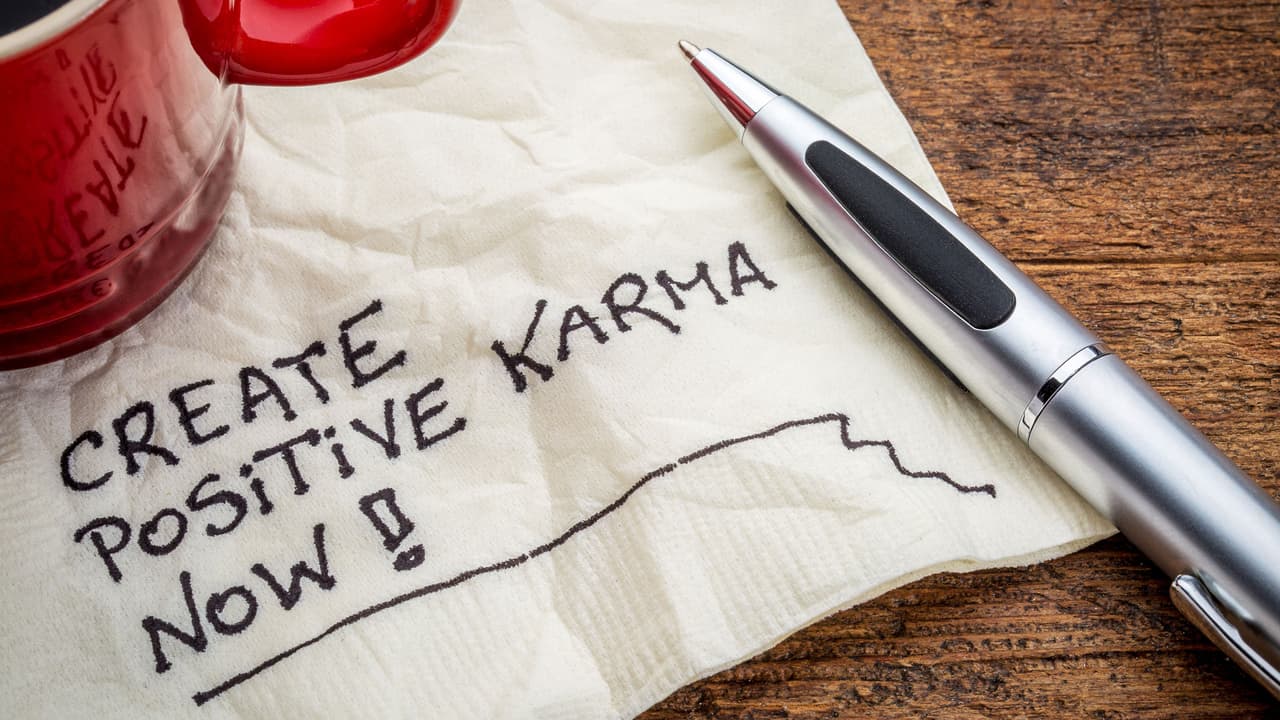 Sin embargo, además de todos estos tips y amuletos, también es importante fortalecer nuestra mente y espíritu ante las malas energías. Crear karma positivo para llamar a nuestra vida buena energía.