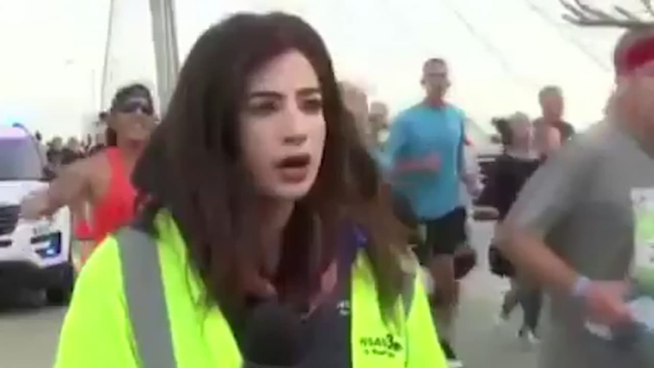 Habla el corredor que dio una nalgada a una reportera durante un maratón