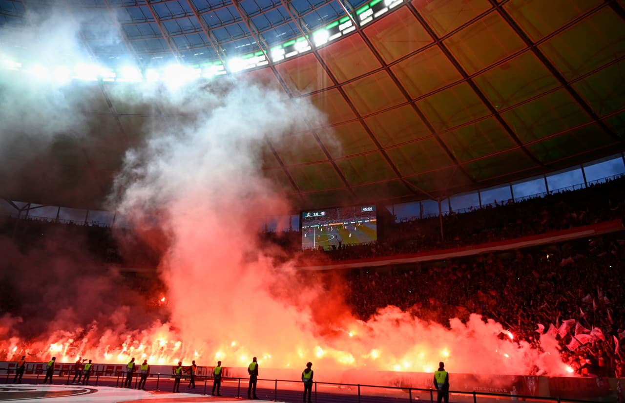 Las celebraciones se detuvieron debido a que el fuego se salió de control aparentemente. Y se reportó una emergencia médica.