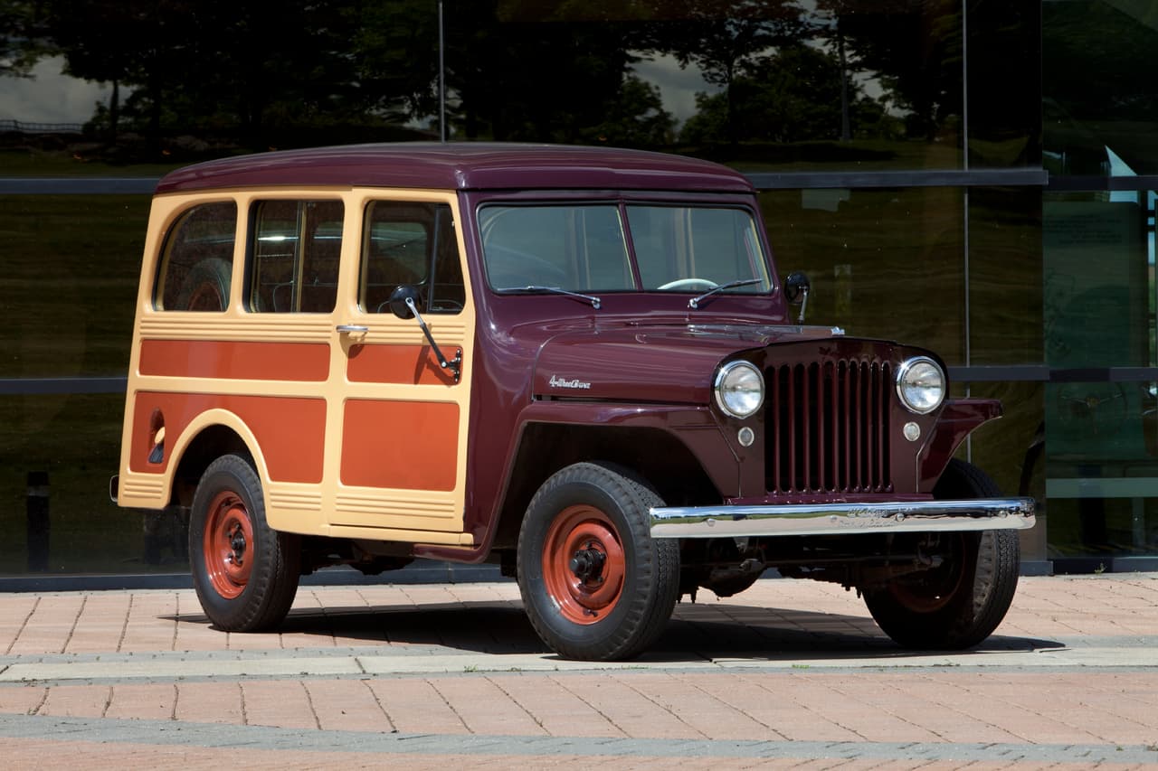 Desde muy temprano Willys exploró el potencial del Jeep como la base para una familia de vehículos utilitarios. Uno de los primeros resultados fue la
<b>Jeep Station Wagon</b> presentada en 1946. Ofrecida en versiones de 2 y 4 puertas la Station Wagon resultó ser un automóvil muy popular. La jeep Station Wagon también fue una pionera al ser la primera camioneta cerrada fabricada totalmente de acero, algo que todos sus competidores terminaron imitando.
<br>
<br>La Station Wagon fue fabricada en los Estados Unidos hasta 1963 cuando fue sustituida por la
<b> Jeep Wagoneer</b>. Sin embargo continuó su ilustre carrera en Argentina donde Kaiser continuó fabricando automóviles hasta 1970, y en en Brasil donde era comercializada como la
<b> Ford Rural</b>, después de que Ford compró la fábrica de Willys en ese país en 1967. Ford fabricó la Rural hasta 1977, y una pickup basada en su mecánica conocida como la F-75 hasta 1981.