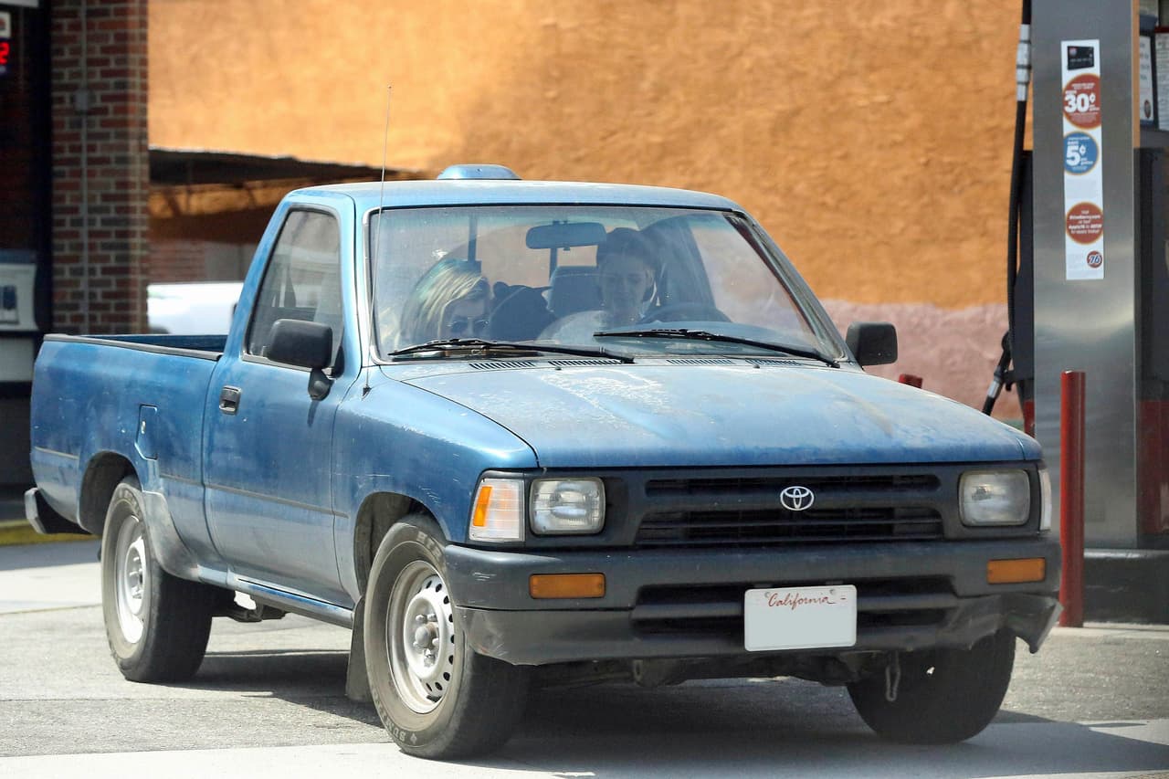 Tras su papel en la saga de Crepúsculo, donde manejaba una pickup como su vehículo de diario, 
<b>Kristen Stewart </b>quedó prendada de ese tipo de camionetas. Ahora la actriz maneja esta pickup Toyota Hilux 1992 con motor 2.4 litros y transmisión manual de cinco velocidades.