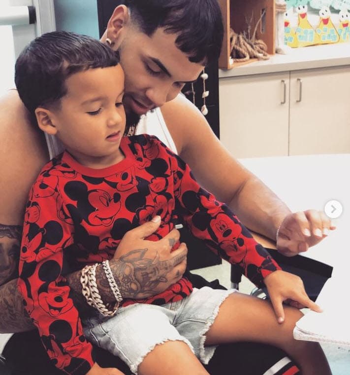 Sin embargo, ahora es el primogénito del trapero quien aseveró que
<b> su padre sí lo "cuida"</b>.
<br>