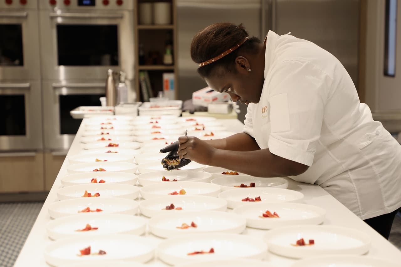 También deben evitar llegar al trabajo con mucha hambre, pues la gran disponibilidad de comida a su alcance favorece el picoteo. Fuera de su horario laboral, deben hacer actividades físicas:
<b>la mayoría trabaja en espacios limitados y no hace el <a href="https://www.univision.com/noticias/reto-28/ejercicios-reto-28">ejercicio aeróbico</a> necesario para bajar la grasa corporal</b>.