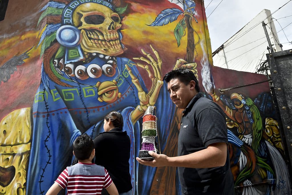 Un detalle que llama mucho la atención sobre la Santa Muerte, sobre todo a sociólogos y antropólogos, es que su representación es femenina, o sea, que la muerte es mujer. Y eso lo atribuyen a que en la psique del mexicano está muy presente la figura de la Virgen de Guadalupe, sin duda una fuerte influencia dentro de toda la cultura y religión latina, y que la fueron transformando en esta representación.