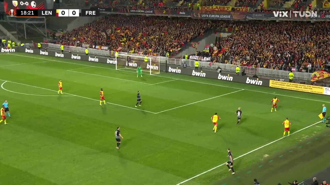 ¡CERCA! Roland Sallai disparó que se estrella en el poste.