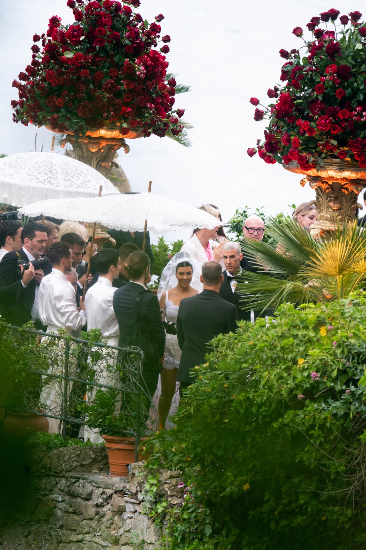 Fue su tercera ceremonia nupcial. La primera se trató de
<b><a href="https://www.univision.com/famosos/kourtney-kardashian-travis-barker-se-casaron-grammy" target="_blank">una especie de ensayo en Las Vegas</a></b> en abril pasado en donde se presentaron en una de las famosas capillas de esa ciudad, pero sin licencia de matrimonio.
<br>