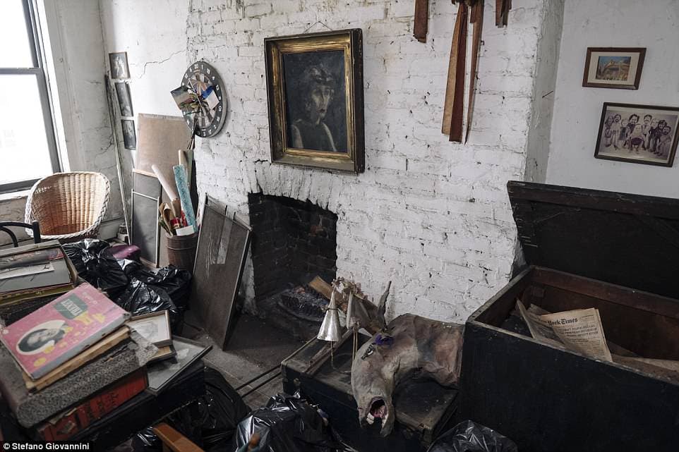 O'Grady luchó contra Pomerantz cada vez que intentaba hacer arreglos, como poner tablones en los agujeros abiertos o poner calefacción.