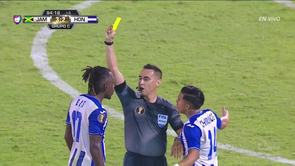 Tarjeta amarilla. El árbitro amonesta a Alberth Elis de Honduras