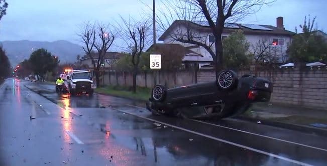 Un coche queda volcado en San José tras sufrir un accidente de tráfico 