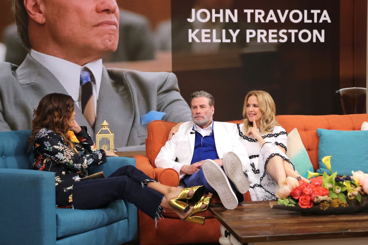 Kelly y John se pusieron cómodos para platicar de todo.