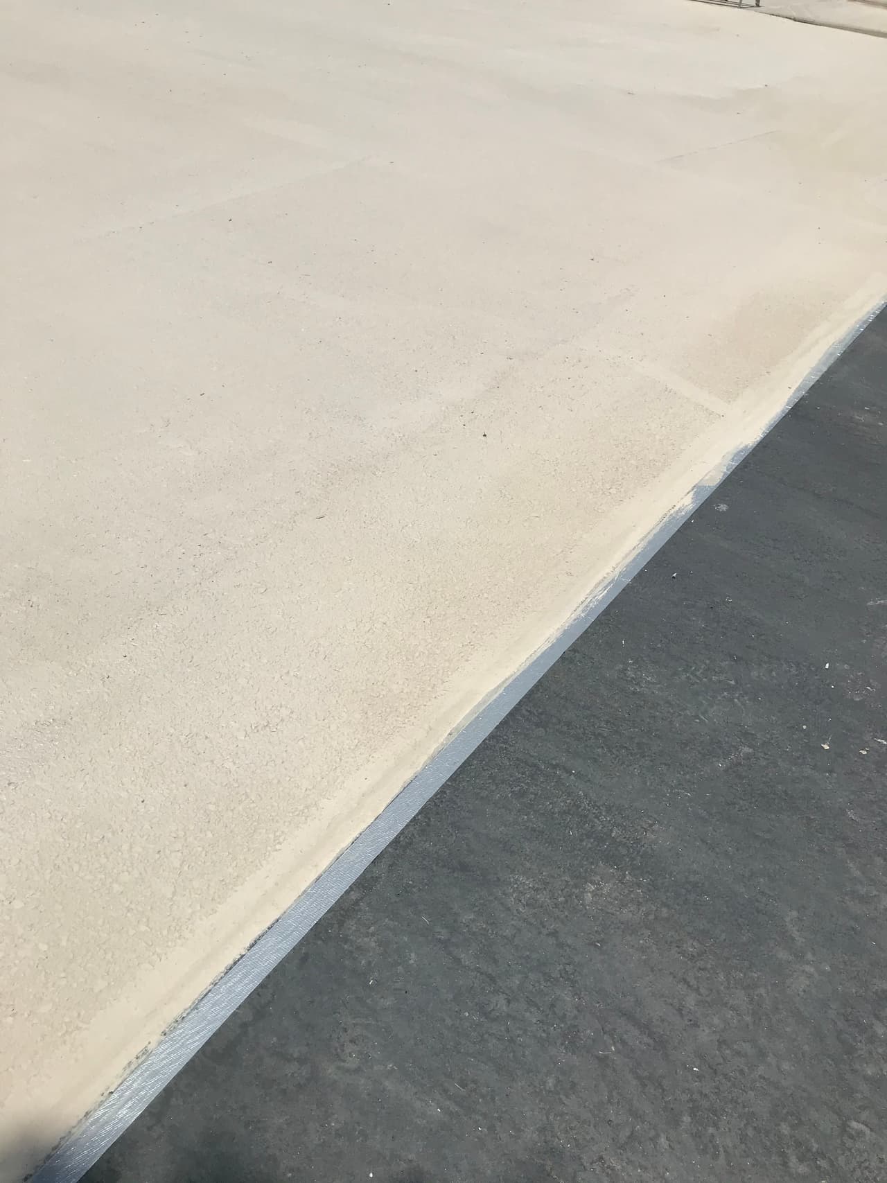 Funcionarios de la ciudad esperan terminar la aplicación de pavimento fresco en las ocho ubicaciones restantes para mediados de octubre. “Las tormentas, el suministro y la disponibilidad de la tripulación podrían provocar cambios menores en estos planes”, dijo un portavoz de la ciudad de Phoenix en un comunicado. 
<br>