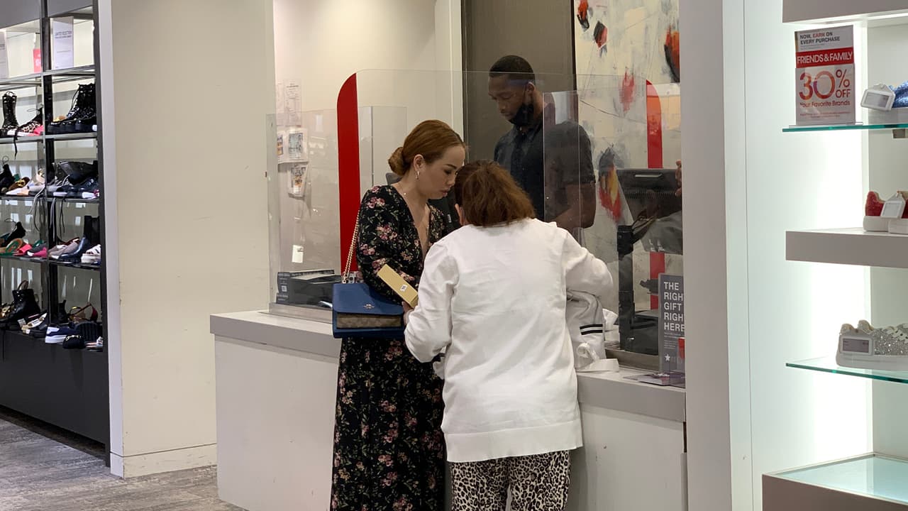 <b>No hagas gastos innecesarios: </b>Procura que lo que vayas a comprar sea un regalo que vaya a ser realmente funcional para la persona, no te dejes llevar solo porque te gusta a ti o porque es una oferta.