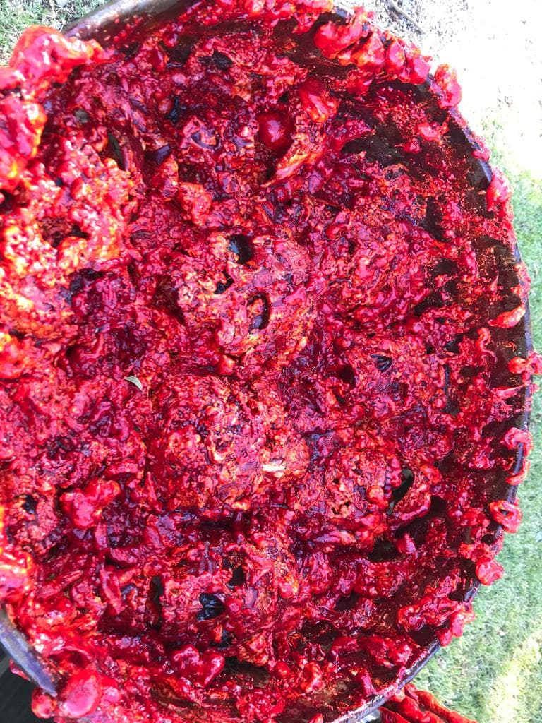 Este es el segundo año consecutivo que Steven Novak decora su casa con una escena sangrienta.