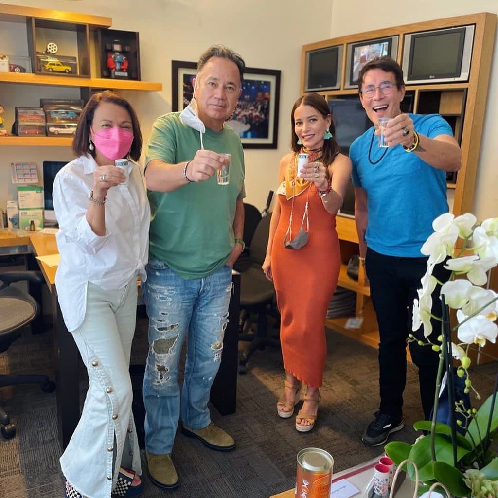 "
<b>Felices por regresar en esta gran producción</b>", apuntó Fonseca junto a las fotos y videos en las que se le ve brindando por el acontecimiento.