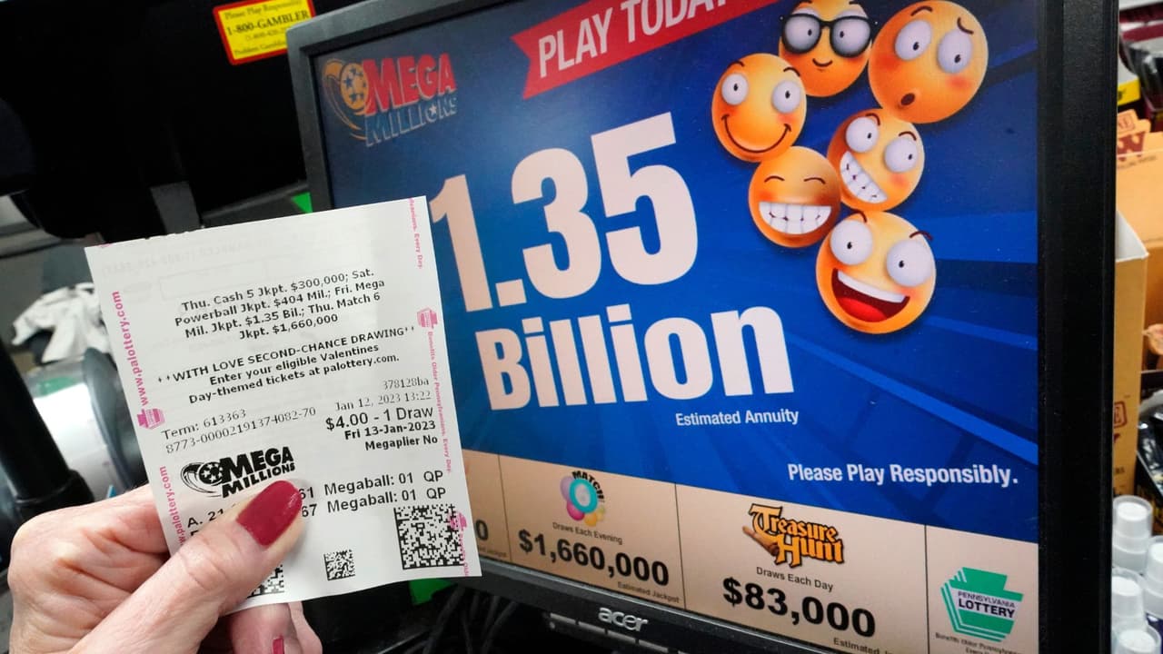 <h3 class="cms-H3-H3">3. $1,348 millones</h3>
<br>De la lotería Mega Millions, sorteados el 
<a href="https://www.univision.com/local/sacramento-kuvs/resultado-sorteo-mega-millions-viernes-13-de-enero">viernes 13 de enero</a> de 2023 y ganado por un afortunado en 
<b>Maine</b>.