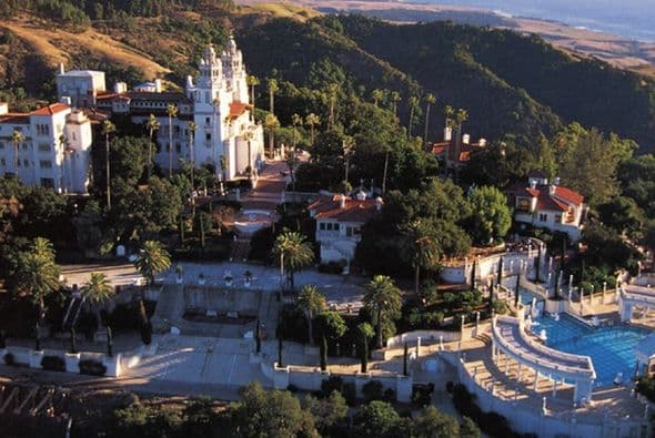 Hearst Castle ($190 millones). Es un castillo construido en un terreno de 160 mil metros cuadrados en California, que contiene 56 habitaciones y 61 baños, una gran piscina exterior ambientada con pilares romanos, otras dos interiores inspiradas en los mausoleos italianos del siglo V, un aeródromo, cine privado y canchas de tenis, además de una discoteca propia. (Imagen tomada de Twitter)