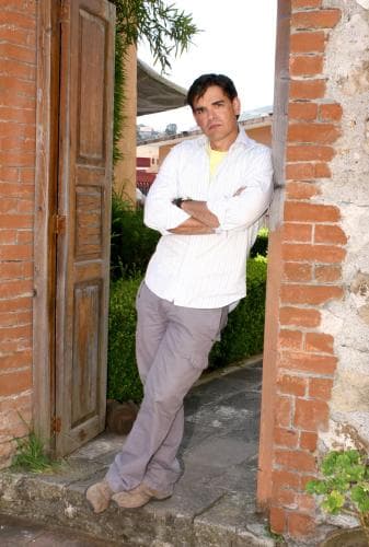 Después de protagonizar 'Prófugas del destino' en 2011 se aparto de los reflectores. El actor se convirtió al cristianismo en febrero del mismo año, junto a su esposa Mara Croatto. José Ángel anunció que abandonaría las telenovelas para dedicarse a "servir a Dios".