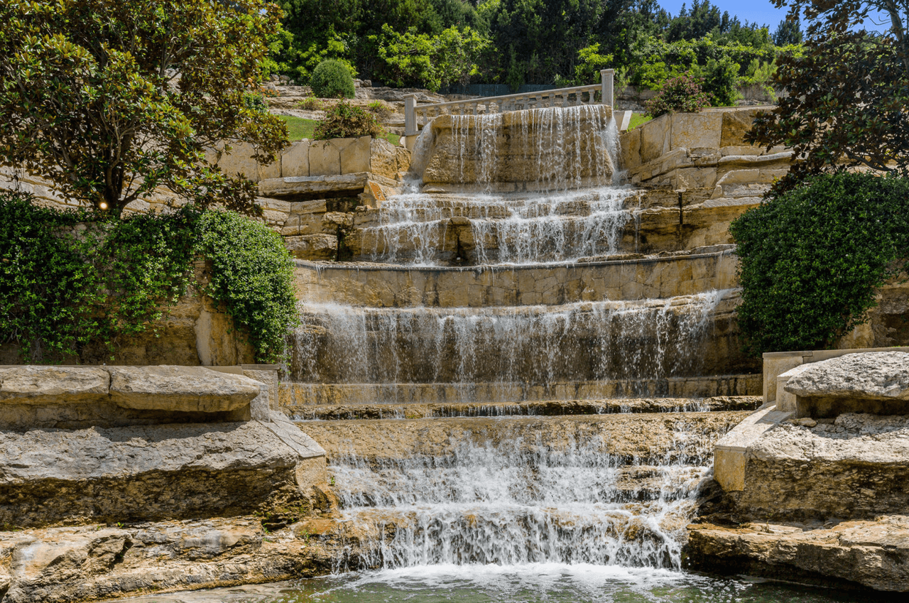 La propiedad cuenta con una cascada privada.