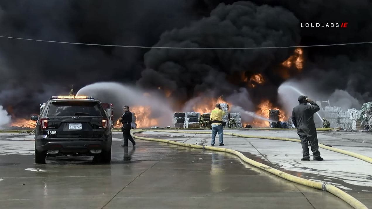Hoy a la 1:30 pm, tanto el cuerpo de bomberos como la policía de Ontario respondieron a la llamada de emergencia por el incendio en el terreno de un centro de reciclaje.