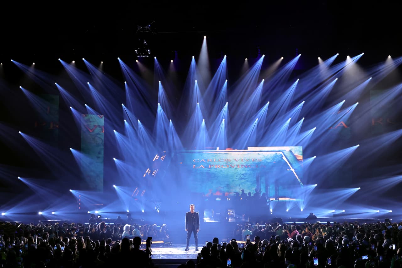 Carlos Vives abrió la gran noche con un medley que incluyó algunos de sus grandes éxitos, como "La Bicicleta", "Casarme Contigo", "Fruta Fresca", entre otros.
<br>