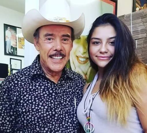 "Recibí la visita de mi nieta hermosa para a decirme que ya va a ordenar su vestido de quinceañera, y yo feliz por ella y por hacerme saber que en siete meses cambia de niña a mujer".