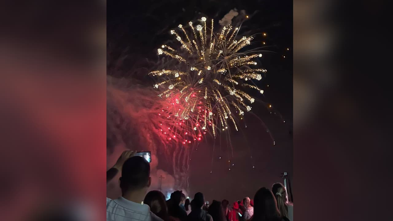 <h2 class="cms-H2-H2"><b>Friendswood 4 of July Celebration</b></h2>
<br>
<b>Dirección:</b> Centennial Park – **Ver detalles de transporte
<br>
<b>Fecha y hora:</b> Martes 4 de julio | El evento inicia a las 7:30 pm y los fuegos pirotécnicos a las 9:20 pm.
<br>
<b>Precio de Entrada:</b> Gratis
<br>
<br>**
<b>No hay estacionamiento público en Centennial Park, </b>pero se ofrece 
<b>servicio de transporte</b> desde la Iglesia Metodista Friendswood, 
<a href="https://www.google.com/maps/place/110+N+Friendswood+Dr,+Friendswood,+TX+77546/@29.5336965,-95.212198,17z/data=!3m1!4b1!4m6!3m5!1s0x86409a924abbec03:0x99bcc22d63c449ee!8m2!3d29.5336919!4d-95.2096231!16s%2Fg%2F11bw42060z?entry=ttu" target="_blank">110 N. Friendswood Dr.,</a> y desde la Iglesia Católica Mary Queen, 
<a href="https://www.google.com/maps/place/606+Cedarwood+Dr,+Friendswood,+TX+77546/@29.5235335,-95.2028625,17z/data=!3m1!4b1!4m6!3m5!1s0x86409ac223fe0c39:0x7dd93c07ef5c8472!8m2!3d29.5235289!4d-95.2002876!16s%2Fg%2F11c0_tbmdt?entry=ttu" target="_blank">606 Cedarwood Dr. </a>
<br>Habrá un autobús para discapacitados en el frente del estacionamiento de Mary Queen. 
<br>Los 
<b>traslados</b> al Centennial Park van 
<b>desde las 6:30 a las 8:45 </b>y reanudarán después de fuegos pirotécnicos.