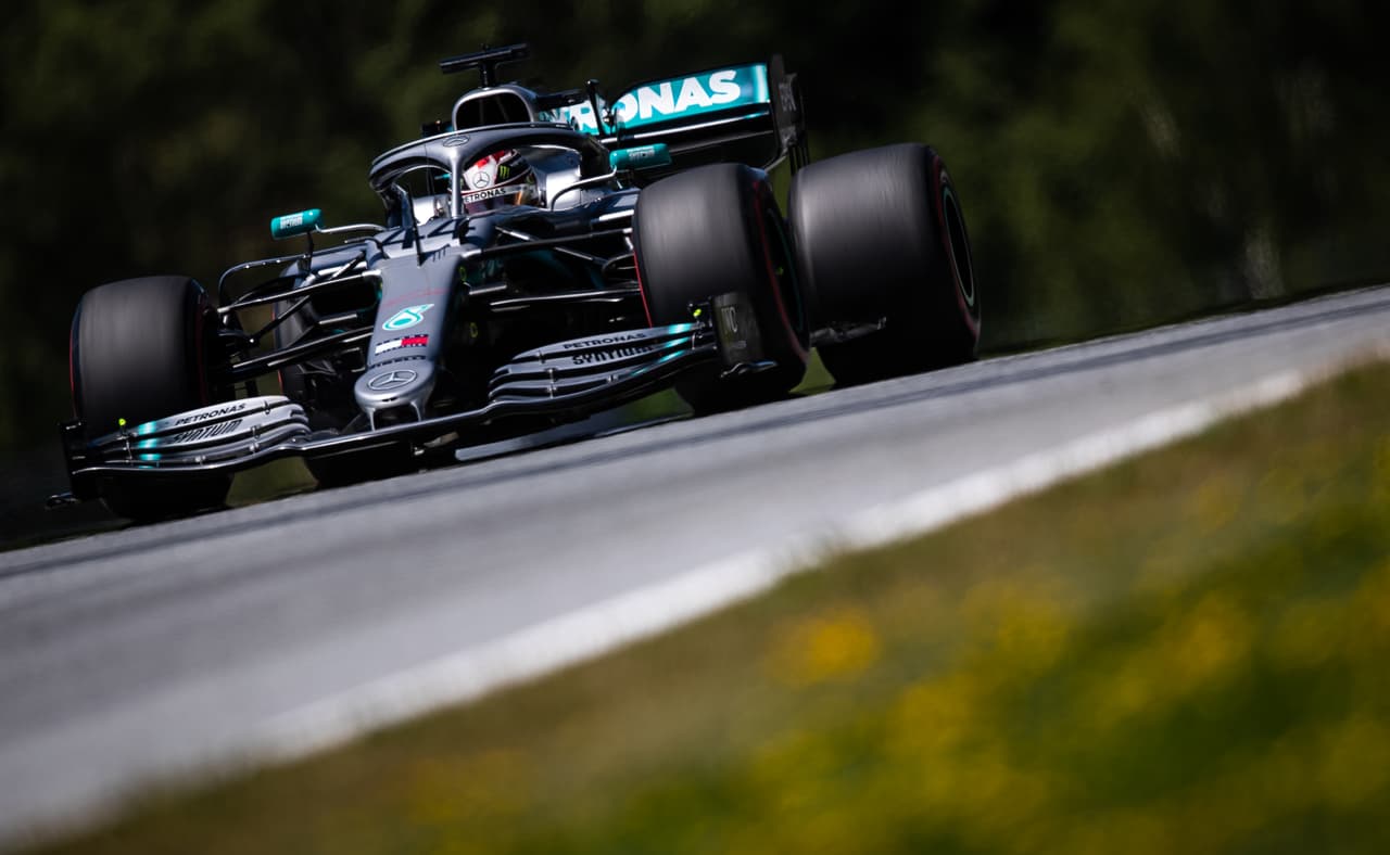 Este viernes los motores se prendieron en el Red Bull Ring, en Spielberg, para dar inicio al Gran Premio de Austria con las primeras dos sesiones libres. Charles Leclerc y Lewis Hamilton fueron los dos más rápidos en una jornada accidentada en la que Max Vertsappen, Valtteri Bottas, Sebastian Vettel, Pierre Gasly, entre otros, tuvieron inconvenientes.