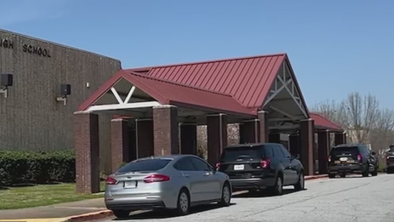 Estudiante lucha por su vida tras ser apuñalado en una escuela secundaria en Marietta