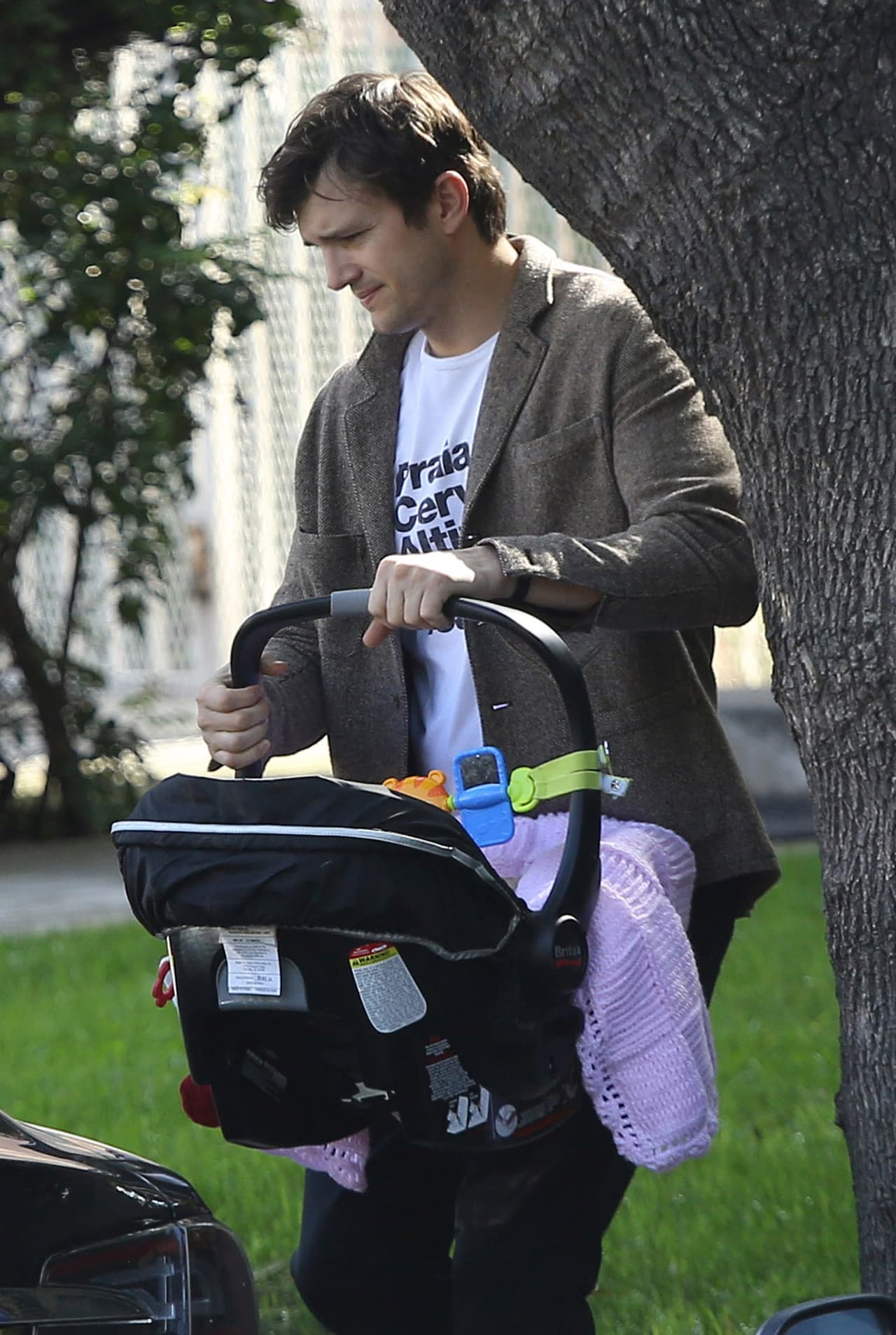 Seguro los galanes la perseguirán.