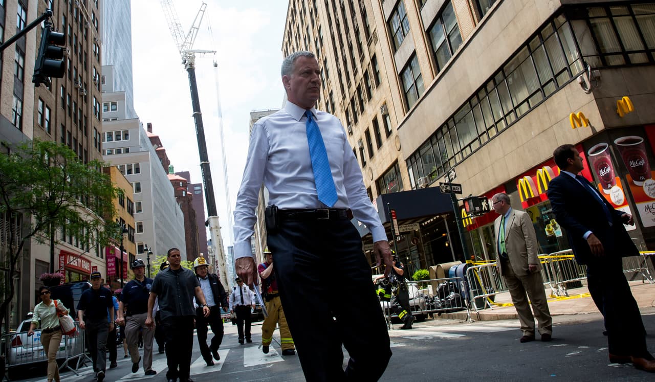 NEW YORK - MAY 31: New York Mayor Bill de Blasio arrives before a press conference near the site of a damaged crane following an accident May 31, 2015 in New York City. At least ten people were injured when a crane lifting a large piece of equipment to the top of 261 Madison Avenue when it struck the buildings in midtown Manhattan. (Photo by Eric Thayer/Getty Images)