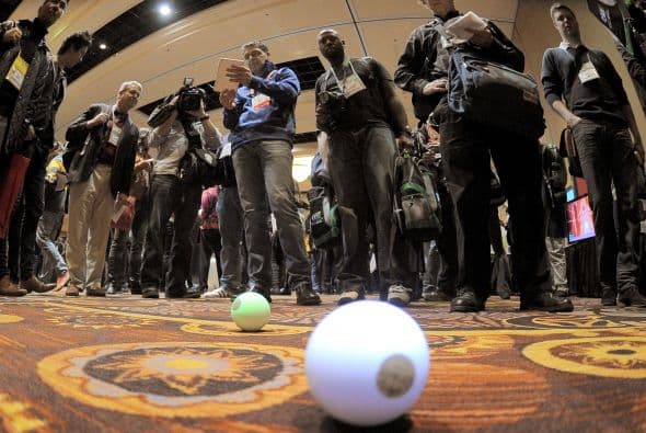 Otro juguete educativo de gran popularidad es la bola robótica Sphero's que puede enseñar a los niños un curso básico de programación y que se controla con un smartphone.