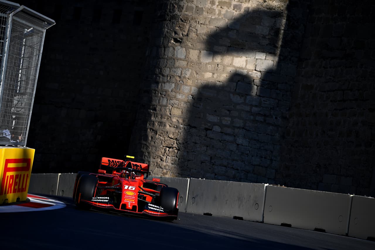 Charles Leclerc logró los mejores tiempos en las dos primeras sesiones libres en Azerbaiyán y en amboas estuvo seguido por su compañero de Ferrari Sebastian Vettel. Sergio 'Checo' Pérez no pasó del puesto 13 y la jornada contó con un incidente a 12 minutos de haber comenzado por una alcantarilla floja.