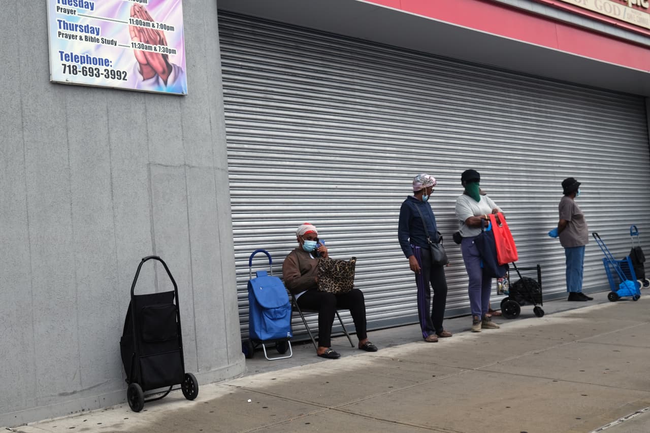 Cerca de 840,000 personas más pidieron ayuda por desempleo en EEUU por primera vez