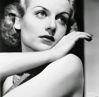 Considerada una de las comediantes más consumadas de su tiempo (más simpática que Goldie Hawn o Amy Schumer), Carole Lombard estaba casada con el astro Clark Gable, cuando en 1942, recavando fondos para el ejército estadounidense que entraba a la guerra, emprendió un viaje en avioneta que perdió altura y se estrelló sin dejar sobrevivientes.