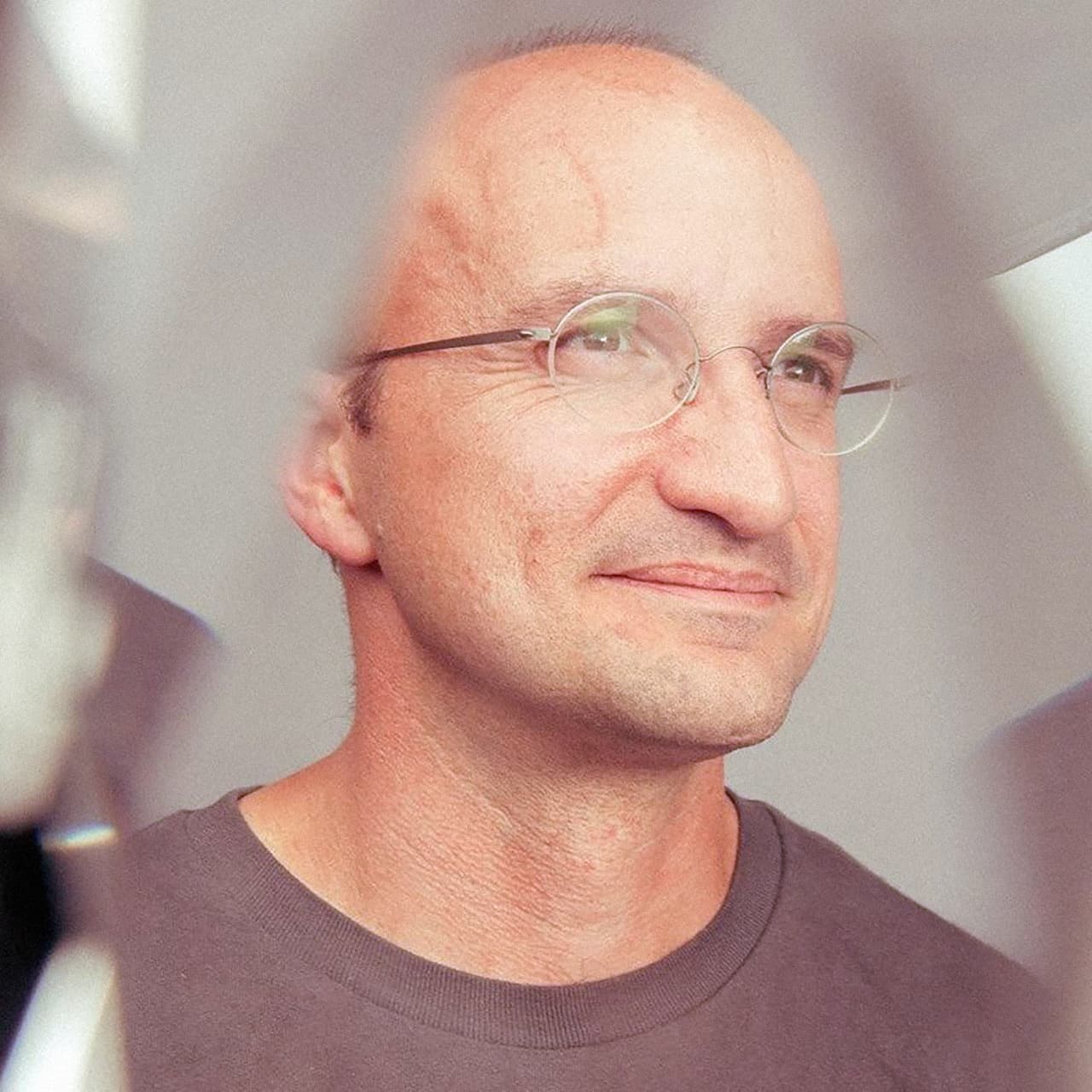 <b>Joaquin Quiñonero Candela</b>: es un ingeniero eléctrico español, director de aprendizaje aplicado de máquinas Facebook. En esta posición tiene más de tres años, y en su perfil de Linkedin resalta como uno de sus logros principales el haber construido una plataforma de visión computarizada capaz de procesar cada imagen y video en Facebook.