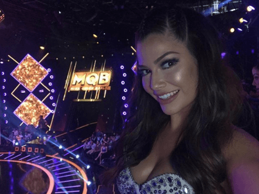 Aquí la vemos desde las alturas, muy sonriente y observando el último baile antes del suyo.