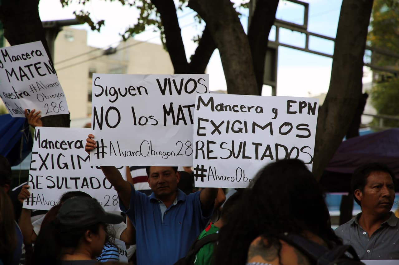 Los rumores de que el gobierno de la ciudad pretendía suspender la búsqueda y retirar los escombros con maquinaria pesada levantó protestas entre los familiares y vecinos.