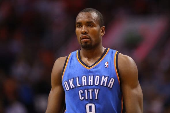 Serge Ibaka, de los Thunder, podría salir a jugar contra los Spurs