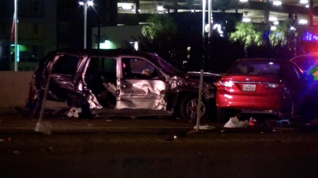 Dos agentes HCSO chocan contra un muro en el Katy Freeway: ambos están en condición crítica