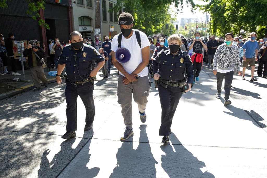 Finalmente, uno de los manifestantes les permitió pasar y los acompañó hasta el lugar.